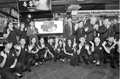  ??  ?? Datuk Chong Sin Woon (standing third, left), and Vice-President of Limkokwing University, Datuk Tiffanee Marie Lim (standing second, left), taking photo with students from Zhengzhou Institute of Technology. - Bernama photo