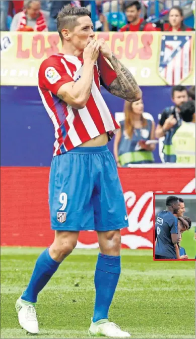  ??  ?? FELIZ. Torres besa el escudo del Atlético. El delantero seguirá otro año más en el equipo rojiblanco.