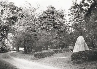  ?? Chronicle file photo 1964 ?? Heroes Grove in Golden Gate Park, honoring the fallen soldiers of World War I, is a quiet, meditative spot, as shown in a 1964 photo. A ceremony there will honor those lost in all wars.