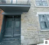  ??  ?? 1. La maison d’enfance de Leonard Cohen, située rue Belmont, à Westmount. Elle avait été mise en vente en 2010 pour près de 1,4 M$. 2. Photo de finissant de 1951. On peut y lire que son ambition était de devenir un «orateur reconnu dans le monde». 3. Dans sa célèbre chanson Suzanne, Leonard Cohen fait référence à la chapelle NotreDame-de-Bon-Secours, située dans le Vieux-Montréal. 4. Leonard Cohen aimait bien aller s’asseoir au comptoir du Bagel Etc., situé tout près de sa maison.5. Photo du conseil étudiant de 1951. Leonard Cohen en était le président. On peut le voir en plein centre, au premier rang. 6. Le chanteur était un amateur du smoked meat de Schwartz’s. 7. Le mur du Bagel Etc. rend hommage à Cohen. 8. La maison de Leonard Cohen en face du parc du Portugal, sur le Plateau-Mont-Royal. 9. La synagogue Shaar Hashomayim, dans Westmount, où Cohen a fêté sa bar-mitsva.