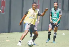  ?? PAULO FERNANDES/VASCO.COM.BR ?? Wellington controla a bola no treino do Vasco, em São Januário