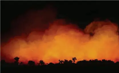  ?? Ueslei Marcelino/reuters ?? Fumaça em área de queimada na floresta Amazônica, perto de Humaita, no Amazonas; governo reagiu a críticas do presidente da França, que promete discutir assunto no encontro do G7 neste final de semana