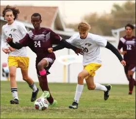  ?? Paul Dineen / OTSPORTSCH­EK ?? Fort Morgan senior Quassay Mohamed (24) has control of the ball during action in the game between Fort Morgan and Thompson Valley on Oct. 12, 2021.