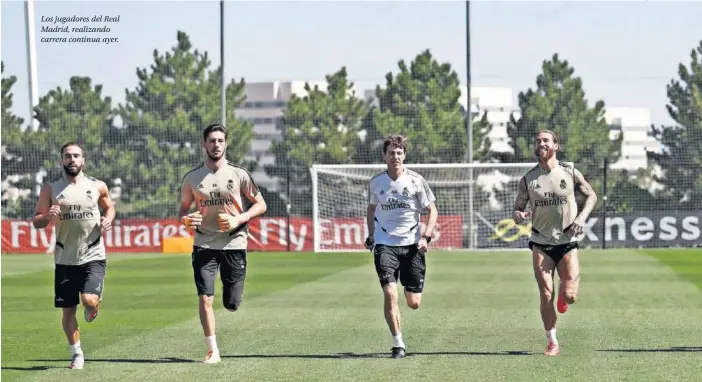  ??  ?? Los jugadores del Real Madrid, realizando carrera continua ayer.