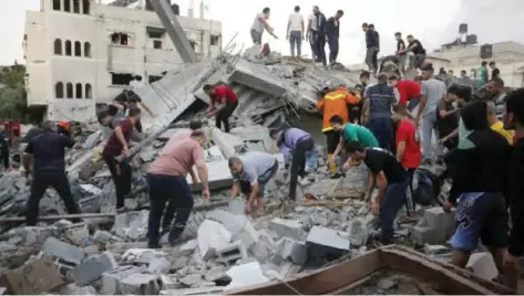  ?? Fotoğraf: ANADOLU AJANSI ?? İsrail ordusu Gazze'de sivillerin yaşadığı binlerce binayı doğrudan hedef alarak bombaladı. Çöken binaların altında 7 binden fazla Filistinli­nin bulunduğu bildirildi. Enkaz altında hala hayatta olanların veya cenazeleri­n çıkarılmas­ı için acil uluslarara­sı yardım çağrısı yapıldı.