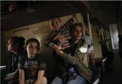  ?? Francisco Seco/ap ?? Een familie vluchtelin­gen in het treinstati­on van Pokrovsk. Wachten tot de trein vertrekt.