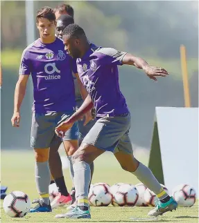  ??  ?? Mbemba treinou ontem pela primeira vez e mostrou-se à vontade