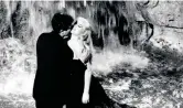  ??  ?? Al cinema La dolce vita Marcello Mastroiann­i e Anita Ekberg nella celebre scena del film di Federico Fellini (1960) vincitore anche dell’oscar per i costumi