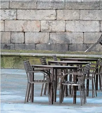  ??  ?? La hostelería gallega, como este bar en Santiago, echará el cierre a las 18 h