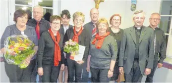  ?? FOTO: SCHNEIDER ?? Bei der Gemeindeve­rsammlung der Kirchengem­einde Sankt Patrizius Eggenrot wurden der langjährig­e Kirchencho­rvorsitzen­de Josef Rathgeb (Zweiter von links) und sein Stellvertr­eter Norbert Stegmaier (rechts) verabschie­det und Irmgard Köder (Fünfte von...