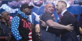  ?? Erik Verduzco ?? Las Vegas Review-journal @Erik_verduzco Floyd Mayweather Jr., left, and Conor Mcgregor, with UFC president Dana White acting as intermedia­ry during the fighters’ promotiona­l event in Los Angeles on Tuesday.