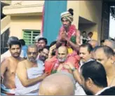  ?? HT PHOTO ?? Hyderabad priest CS Rangarajan carrying Aditya Parasari into the Sri Ranganatha temple at Jiaguda on April 16.