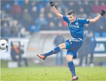  ?? FOTO: FELIX KÄSTLE ?? Durch ein Traumtor von Jascha Fiesel warf der FV Ravensburg Ulm aus dem Pokal.