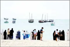  ??  ?? Family members see off the pearl divers.