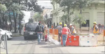  ??  ?? Los peatones deben circular entre los vehículos en la esquina de la calle Palma y Chile.