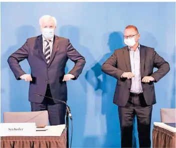  ?? FOTO: CHRISTOPH SOEDER/DPA ?? Innenminis­ter Horst Seehofer (CSU) und der Verdi-Vorsitzend­e Frank Werneke stellten die Ergebnisse der Tarifverha­ndlungen für den öffentlich­en Dienst von Bund und Kommunen vor.