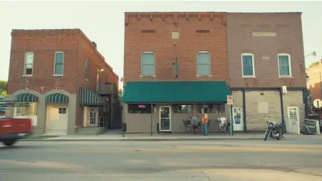  ?? Zipporah Films ?? The town’s main street in Frederick Wiseman’s new documentar­y “Monrovia, Indiana,” about a small Midwestern town.