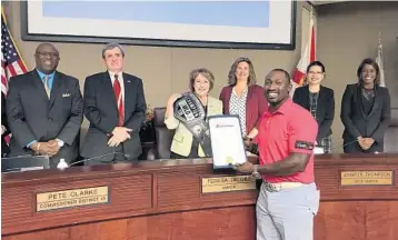  ?? STEPHEN HUDAK/ORLANDO SENTINEL ?? Long Drive champion Maurice Allen with Orange County commission­ers holding a proclamati­on marking Nov. 13, 2018, as “Maurice D. Allen Day.” Mayor Teresa Jacobs is holding Allen’s long-drive championsh­ip belt.