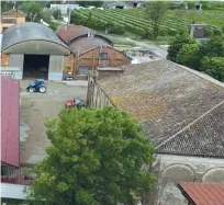  ?? ?? La sequenza Le immagini mostrano il viadotto «Ortiano 2», a Longobucco, in Calabria, che si spezza all’altezza di un pilone sul fiume e poi cede cadendo nell’acqua