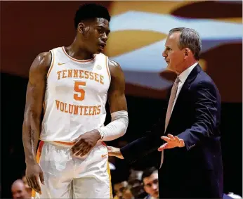  ?? DONALD PAGE / GETTY IMAGES ?? Tennessee coach Rick Barnes talks with forward Admiral Schofield during a game last month. “You never feel good until you know it’s over,” says Barnes about taking his regulars out.