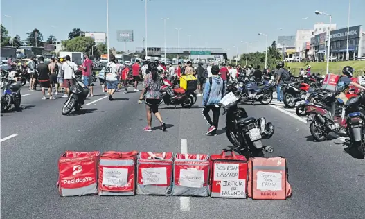  ?? EMMANUEL FERNÁNDEZ ?? “Nos están cazando”. Junto a “Justicia por Facundo”, una de las proclamas de los repartidor­es ayer, en el Acceso Oeste.