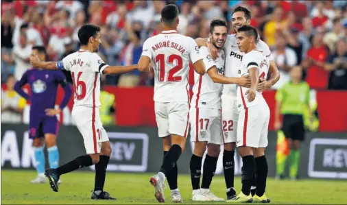  ??  ?? ALEGRÍA. Los jugadores del Sevilla celebraron ayer haber logrado el liderato gracias a los goles de Sarabia y Ben Yedder ante el Celta.