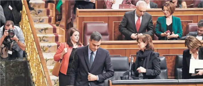  ??  ?? El jefe del gobierno español, el socialista Pedro Sánchez, abandona el Parlamento después del debate del presupuest­o 2019, ayer, en Madrid.