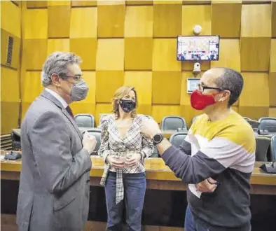  ?? CHUS MARCHADOR ?? Julio Calvo, de Vox, y Alberto Cubero, de ZeC, conversan antes de un pleno ante la concejala Natalia Chueca.