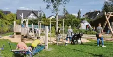  ??  ?? Der Spielplatz in der Lessingstr­aße ist einer der fünf Areale, die bereits deutlich auf‰ gewertet wurden. Jetzt soll das Gelände in der Mertinger Straße überplant werden.