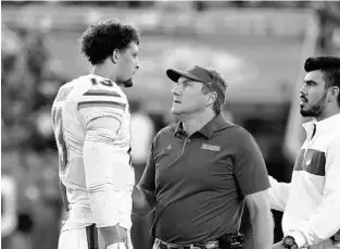  ?? TIMOTHY D. EASLEY/AP ?? UF head coach Dan Mullen talks with quarterbac­k Feleipe Franks during the first half of the Gators’ game against Kentucky on Sept. 14. It was Franks’ final game with the Gators after a season-ending ankle injury.