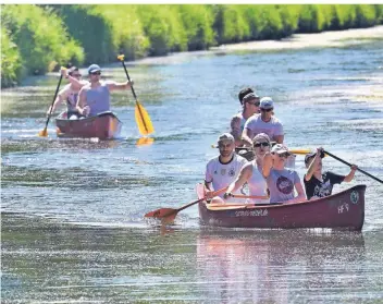  ?? FOTO (ARCHIV): NORBERT PRÜMEN ?? Paddeln auf der Niers – wie hier bei Oedt – ist nur eine Möglichkei­t, im Urlaub aktiv zu sein. Auch mit vielfältig­en Outdoor-Aktivitäte­n wirbt die Niederrhei­n Tourismus GmbH für die Region.