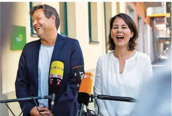  ?? FOTO: BERND VON JUTRCZENKA/DPA ?? Bester Laune sind derzeit die Grünen-Bundesvors­itzenden Robert Habeck und Annalena Baerbock. In Umfragen liegt die Partei bei 16 Prozent. Gerade Habeck bekommt im Moment bundesweit viel Aufmerksam­keit.