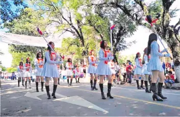  ??  ?? Con un gran desfile, los estudiante­s y exalumnos celebraron los 50 años del colegio Pedro P. Peña.