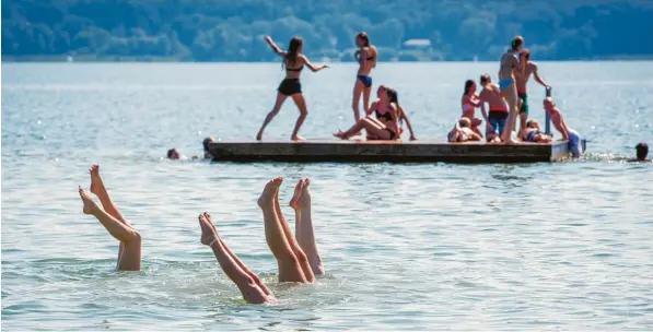  ?? Archivfoto: Julian Leitenstor­fer ?? Nicht nur in St. Alban, sondern auch in Riederau könnte in Zukunft ein kostenfrei­er Zugang zum Ammersee möglich sein – wenn der Dießener Gemeindera­t einer Empfehlung von Fachleuten folgt. Die hatten offenbar den Rückbau der Bäder zu frei zugänglich­en Badestelle­n empfohlen.