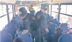  ??  ?? Autoridade­s estatales realizan operativos como el Plan Tres, el cual busca inhibir los delitos en el transporte público como los asaltos.