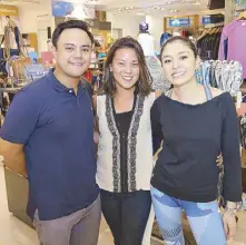  ??  ?? Paolo and Bea Tantoco with Rustan’s marketing and communicat­ions manager Dina Tantoco