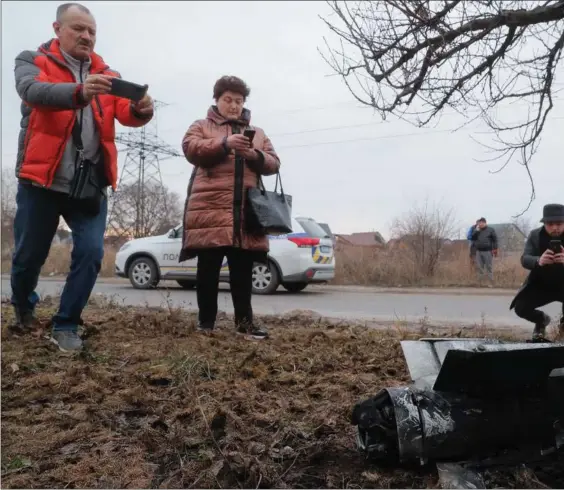  ?? ?? Indbyggere i Kyiv bruger deres mobiltelef­oner til at dokumenter­e følgerne af et russisk missilangr­eb på hovedstade­n. De er med til at aendre daekningen af krige fundamenta­lt. Alt kommer nu frem. Intet kan holdes hemmeligt. Foto: Sergej Dolzhenko/Epa