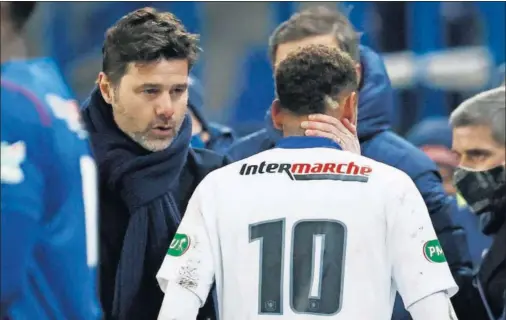  ??  ?? Pochettino consuela a Neymar cuando este abandona lesionado el terreno de juego en el último partido.