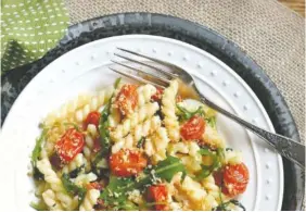  ?? LYNDA BALSLEV-TASTEFOOD ?? Pasta with roasted tomatoes, arugula and cheesy breadcrumb­s