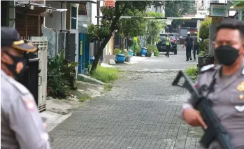  ?? BAYU MULYA PUTRA / JAWA POS RADAR MALANG ?? DIJAGA KETAT: Setelah mengamanka­n tersangka terduga teroris, Densus 88 dibantu petugas dari Polres Malang langsung melakukan penggeleda­han di salah satu rumah di Perum Bumi Mondoroko, Singosari, kemarin siang (26/2).