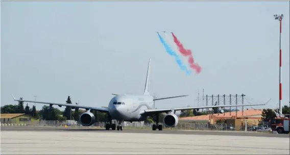  ??  ?? Le badge qui accompagne l’arrivée du premier Airbus A330 “Phénix” de l’armée de l’Air. Quinze avions sont prévus au titre d’un programme que la DGA a confié à Airbus, maître d’oeuvre. Accueil historique à Istres du premier “Phénix” salué par la Patrouille de France. Propulsé par deux Rolls-Royce “Trent” 772B, l’avion présente une envergure de 60 m.