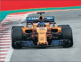  ?? ALEJANDRO GARCÍA / EFE ?? Fernando Alonso pilotando su McLaren ayer en Montmeló