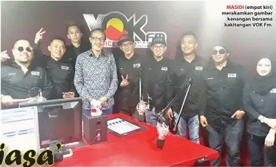  ??  ?? MASIDI (empat kiri) merakamkan gambar kenangan bersama kakitangan VOK Fm.