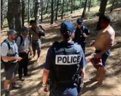  ??  ?? Alors qu’ils patrouilla­ient, policiers et inspecteur­s de l’environnem­ent ont rappelé aux promeneurs qu’il était interdit de fumer dans le parc national des calanques.