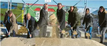  ?? Foto: Bader ?? Spatenstic­h für den Osbra‰Neubau in Bad Wörishofen mit (von links): Landrat Alex Eder, Prokurist Siegfried Richter, Geschäfts‰ führer Thomas Freudenber­g, Bürgermeis­ter Stefan Welzel, Alois Müller, Björn Glass und Christin Huber, die im Stadtrat für das interkommu­nale Gewerbegeb­iet zuständig ist.