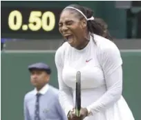  ?? AP ?? Serena Williams, de los Estados Unidos, grita después de ganar un punto contra Viktoriya Tomova, de Bulgaria, durante su partido de sencillo femenino, del Campeonato de Tenis de Wimbledon.