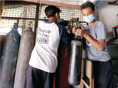  ?? GUSLAN GUMILANG/JAWA POS ?? BANYAK DICARI: Aktivitas pengisian oksigen di Jalan Sunan Ampel, Kecamatan Candi, kemarin. Banyaknya warga yang isolasi mandiri membuat kebutuhan oksigen naik.