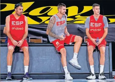  ??  ?? Pierre Oriola, Juancho Hernangóme­z y Xabi López-Arostegui descansan en un entrenamie­nto de España.