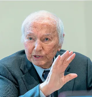  ??  ?? Divulgator­e Piero Angela, giornalist­a scientific­o e scrittore, ha incontrato gli studenti a Trento