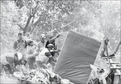  ??  ?? Tras declararse concluidas las labores de rescate de cuerpos, los trabajos de recuperaci­ón de pertenenci­as continúa en el multifamil­iar Tlalpan ■ Foto Luis Humberto González